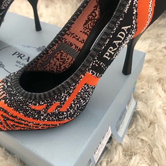 Prada pumps . Size 39 1/2 . Gently worn. - Picture 2 of 7